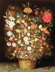 Blandede blomster i et trekar
